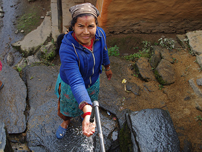 Old woman with a water pipe (photo)