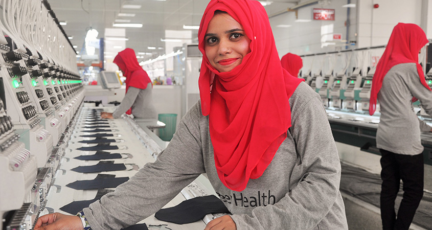A woman smiling in a factory in Pakistan (photo)