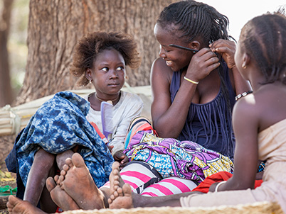 African woman doing her hair (photo)