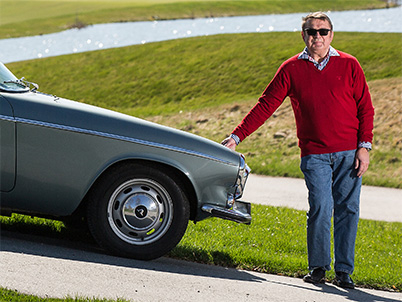J&ouml;rgen Phil, standing next to his car (photo)
