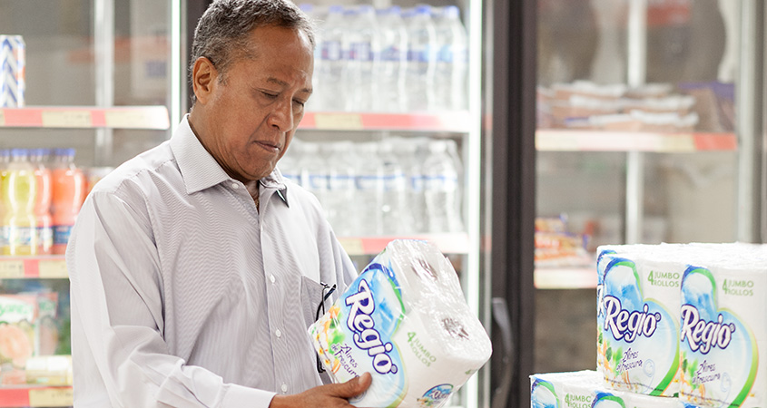 Black man shopping (photo)