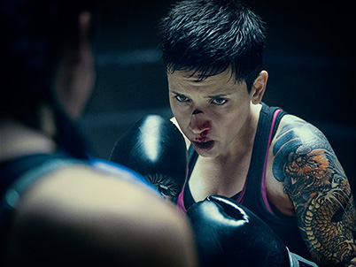 Woman boxing (photo)