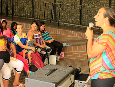 Woman educating expectant mothers about motherhood and pregnancy in Colombia (photo)