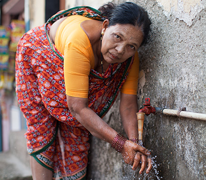 Woman washing hands (photo)