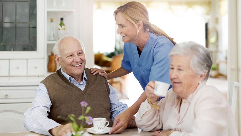 Nurse helping an old couple (photo)