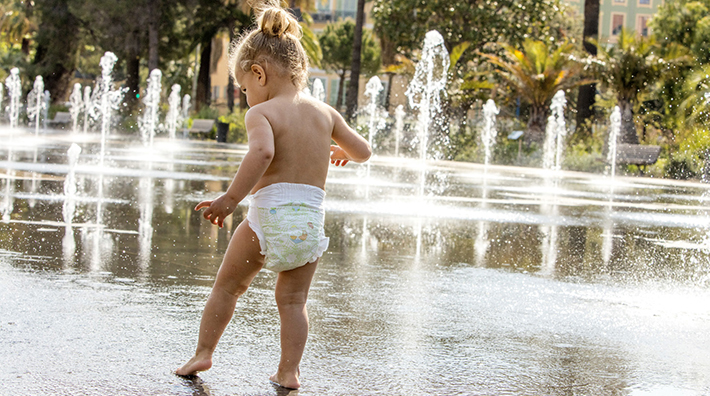 Baby walks on water (photo)