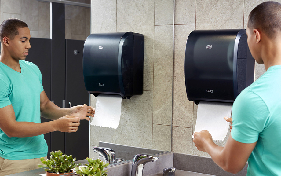 Man is drying his hands (photo)