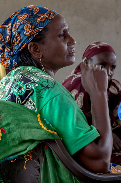 Women listening (photo)