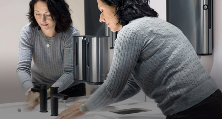 Woman washing hands (photo)