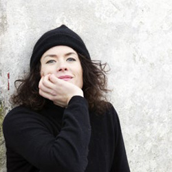 Liv Str&ouml;mquist &ndash; Menshj&auml;ltar (portrait)