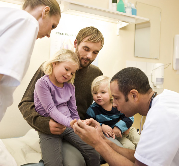 Kid being treated at a hospital (photo)