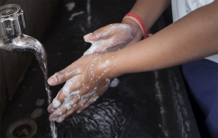 Washing hands (photo)