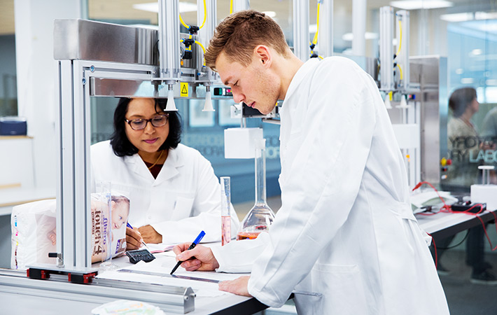 Scientists at work in a lab (photo)