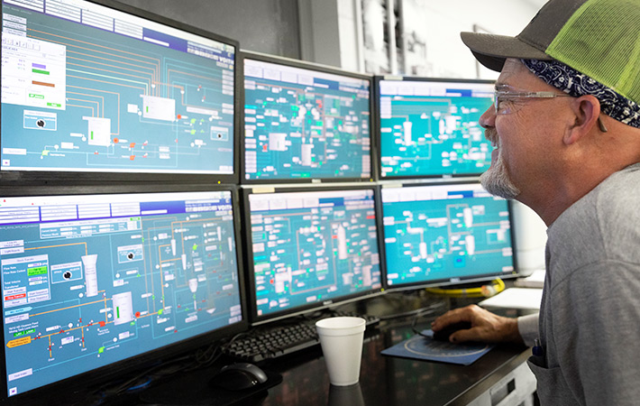 Drive efficiency &ndash; Man looking at multiple screens (photo)