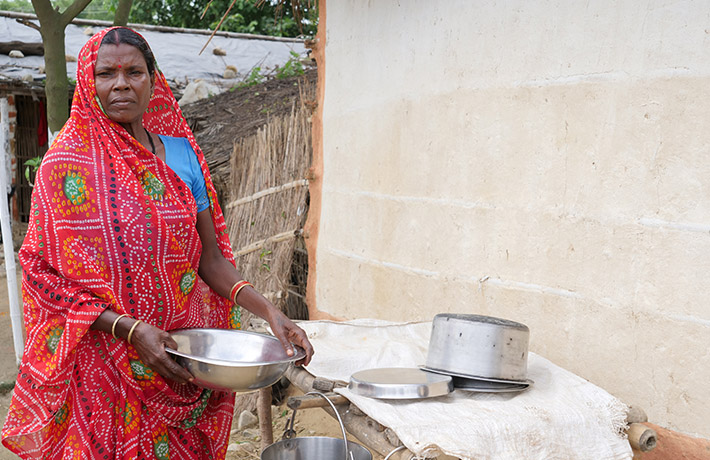 Woman holding a metal bowl (photo)