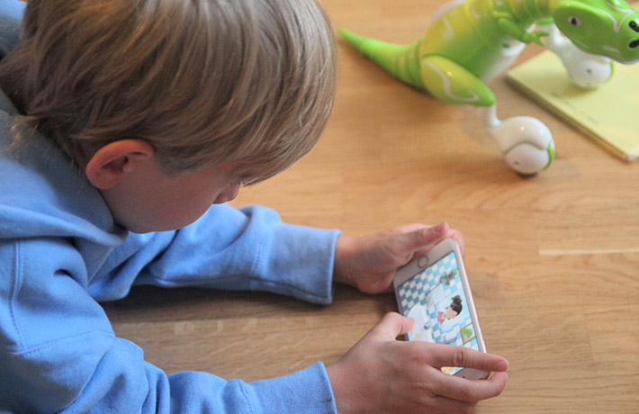 Boy playing with mobile phone (photo)