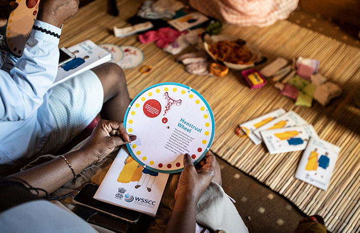 Woman holding a menstrual wheel (photo)