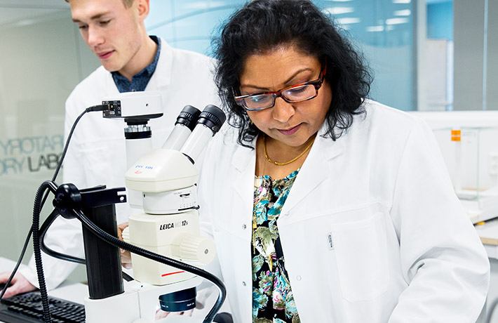Two researchers in white coats (photo)