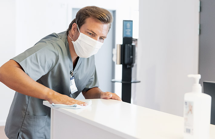 Man cleaning table (photo)