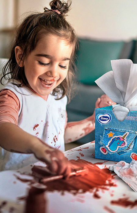 Photo of child with a tissue box (photo)