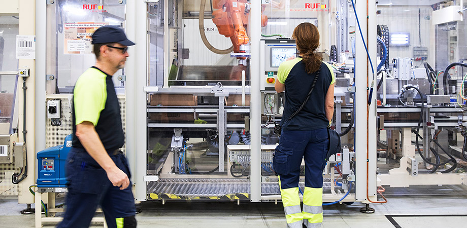 We strive to achieve world-class cost efficiency, quality and service levels. (photo)
