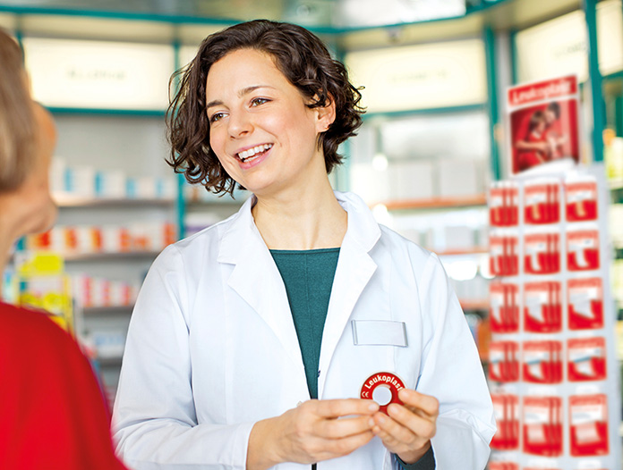 Pharmacist talking to a client (photo)