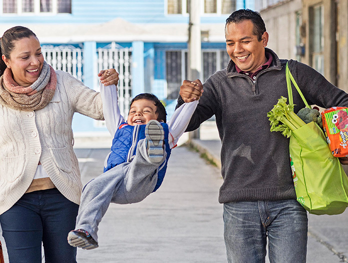 Family walking (photo)