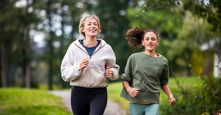 Mother and daughter doing sports (photo)