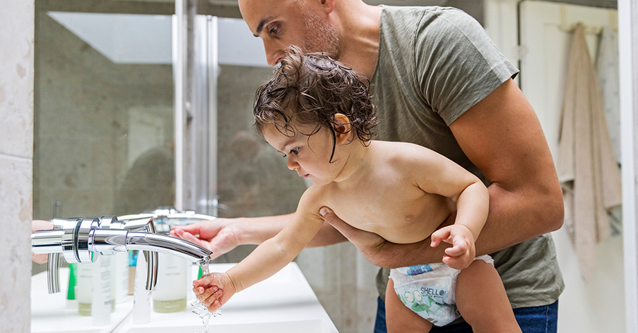 Father washing his child (photo)