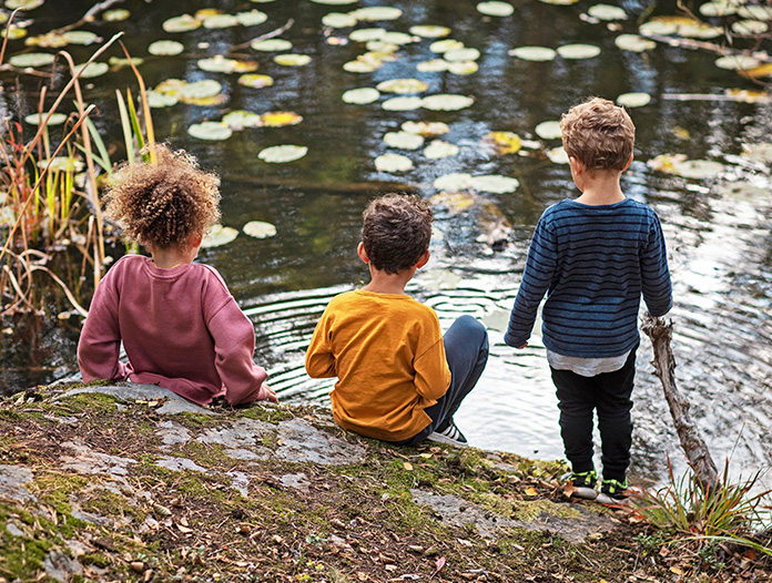 Children playing by the water (photo)