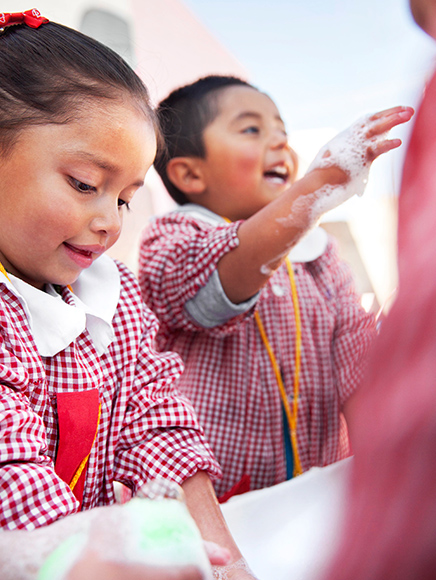 Children washing hands (photo)