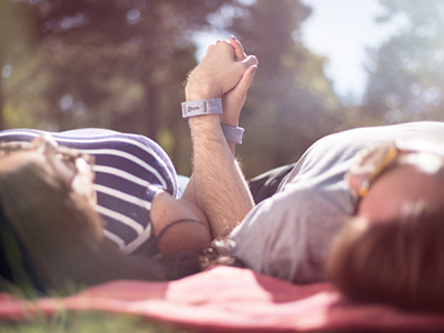 Pregnant couples can feel a stronger connection by using Libero&rsquo;s pregnancy bracelet. (photo)