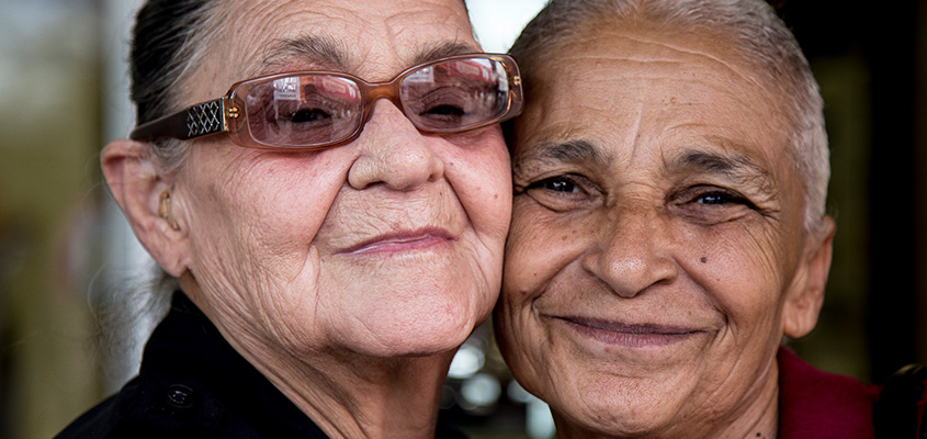 SCA in society &ndash; Two confident women (photo)